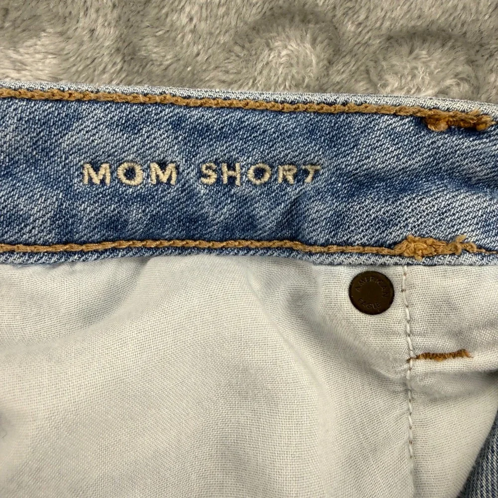 American Eagle Mom Short Distressed Denim Light Wash Size 10 High Rise Frayed - Picture 3 of 14